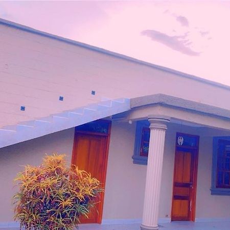 Evelina House Vandrarhem Boma la Ngombe Exteriör bild