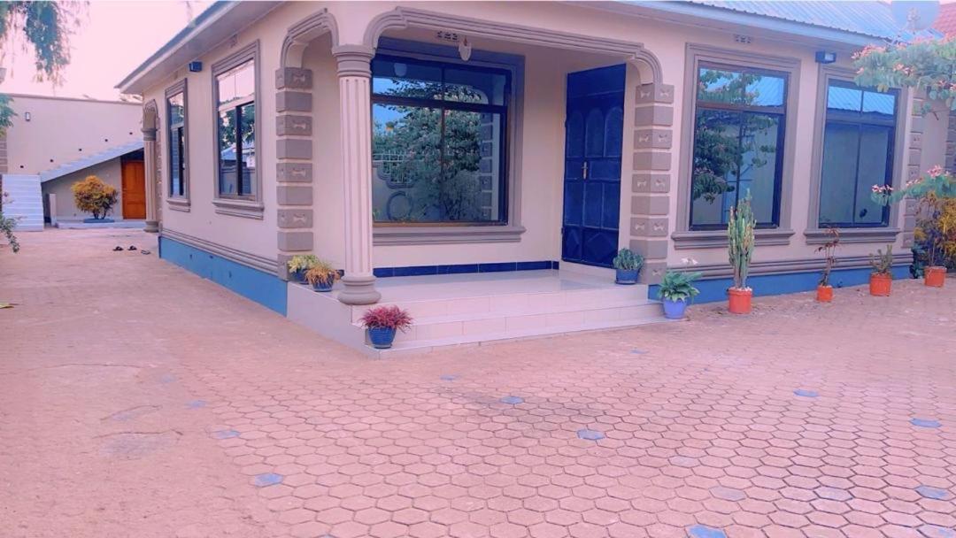 Evelina House Vandrarhem Boma la Ngombe Exteriör bild